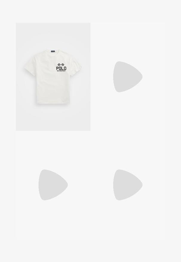 Biała bawełniana koszulka z okrągłym dekoltem, z czarnym logo "Polo Motorsport" i skrzyżowanymi flagami szachownicy na lewej piersi.; Jasnoniebieskie szorty dżinsowe o wysokim stanie, z pięcioma kieszeniami, przeszytymi brzegami i metalowym zapięciem. Teksturowane z klasycznym wykończeniem.; Białe sneakersy z zamszowymi i skórzanymi akcentami, z granatowym piętem, kontrastującą brązową gumową podeszwą oraz haftowanym logo z boku.; Niebieskie okulary przeciwsłoneczne Ray-Ban z błyszczącym wykończeniem, w kształcie kwadratu oraz ciemnymi szkłami; noszone z granatową i jasnoniebieską koszulą w kratę.