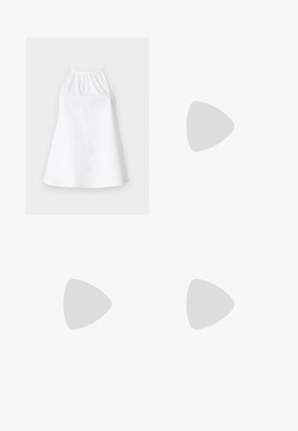 Balts halter tops, kas izgatavots no viegla auduma, ar elastīgu kakla līniju un siksnām. Vienkāršs, brīvi pieguļošs dizains bez rakstiem vai dekoriem.; Maje JONDULYS - A-silueta svārki - bleu; Melni papēžu sandales ar vairākiem šauriem siksniņām, slingback dizains un sudraba akcenti uz papēža. Gluda augšējā materiāla un kvadrātveida papēdis.; Maje MISS MINI - Soma ar siksnu pāri ķermenim - noir