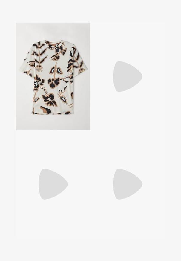 T-shirt med kort ärm, tillverkad av mjukt tyg, med en krämfärgad bakgrund och abstrakta blommönster i svart, brunt och ljusblått.; Blå denim byxor med vida ben och hög midja, fem fickor, metalldknapp stängning, samt subtila slitningar fram. Slät textur.; Ljust beige läder sneakers med platta snören, en strukturerad yta och en kontrasterande gummisula i krämfärg, parat med svarta avsmalnande byxor.; Svart läderportfölj med dubbla handtag upptill, en framficka och en avtagbar rem, med subtil märkning nedtill.