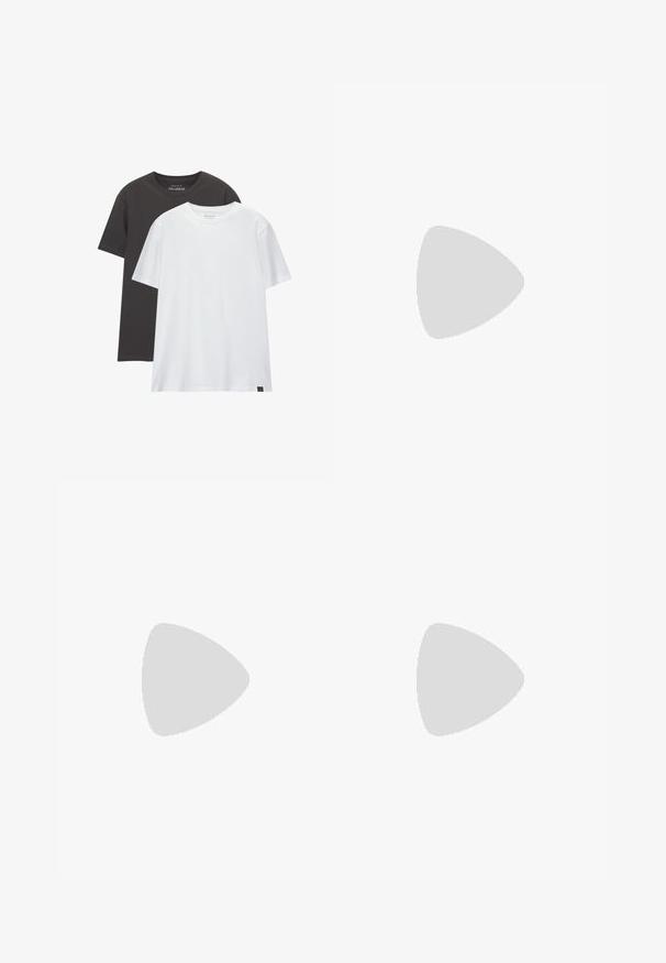 Dve tričká so štandardným strihom: jedno čierne a jedno biele, vyrobené z mäkkej bavlny. Každé má okrúhly výstrih a krátke rukávy bez vzorov.; Šedé cargo nohavice vyrobené z odolnej tkaniny. Medzi vlastnosti patrí elastický pás, dve veľké bočné vrecká a strih s rovnými nohavicami.; Strieborná športová obuv so štíhlym dizajnom, sieťovanými panelmi, polstrovaným jazykom, textúrovaným syntetickým zvrškom a gumovou podrážkou pre trakciu.; Čierna látková taška s textúrovaným, prešívaným vzorom. Zaoblený tvar, krátke, hrubé rúčky a mäkká, flexibilná konštrukcia.