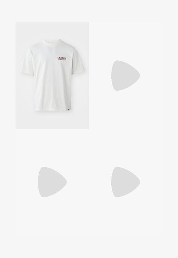 Hvid bomulds t-shirt med korte ærmer, rund halsudskæring og et rødt logo på venstre brystområde. Enkelt design uden mønstre.; Lysblå bomuldsbukser med lige ben design, prydet med diskrete folder og en glat tekstur, afsluttet med et standard taljebånd.; Sorte sneakers med hvide detaljer, med en glat syntetisk overdel, rund form og gummisåler, parret med lyse beige bukser.; Beige messengerbag med to frontlommer, lavet af stof. Oversized sort cardigan med hvide striber og broderede tekstdetaljer.