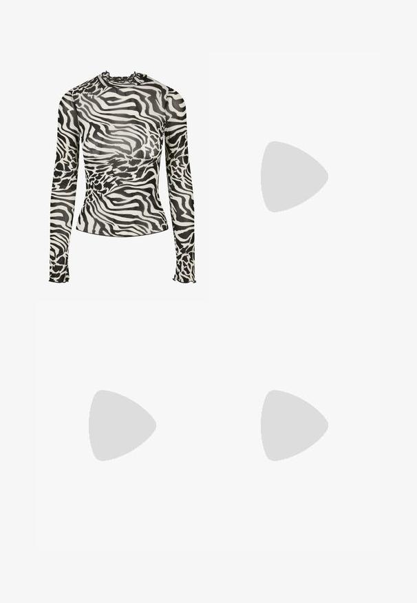 Langermet topp med høy hals, med et svart-hvitt zebra mønster på gjennomsiktig stoff. Volangdetaljer ved halsen og mansjettene.; Khaki cargo shorts laget av lett bomull med to sidelommer, en frontknapp lukking og rett snitt.; Svarte høyde sneakers med hvite såler og snøring, med et rundt logo på siden og kontrastfarget svart søm. Teksturert stoffoverdel.; Tan semskinn veske med stor åpning og lange frynser på begge sider, med en glatt tekstur og et enkelt håndtak.; Sølv ringøredobber med en glatt, polert overflate og en tynn, sirkulær form. Designet har en sikker clasp.