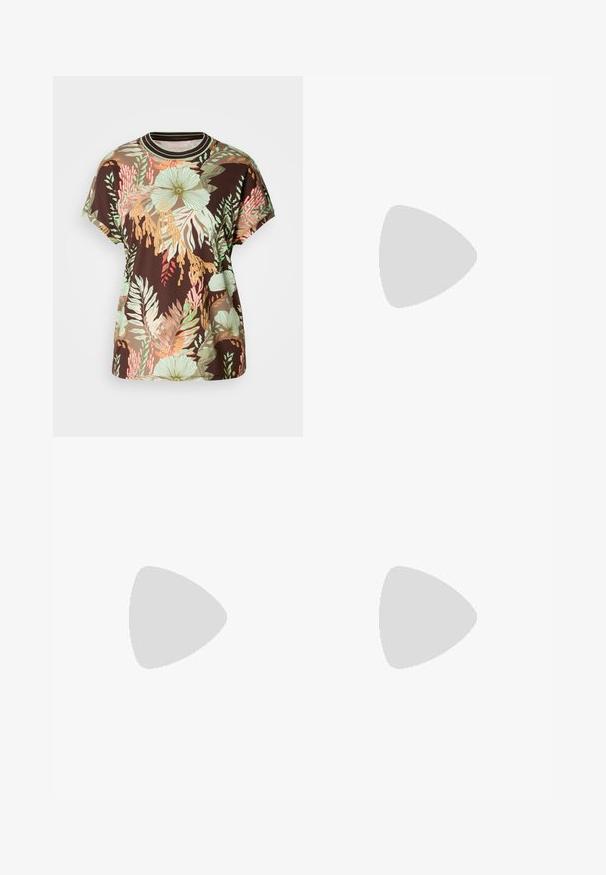 Brun t-skjorte med et levende tropisk blomstertrykk i grønn, fersken og rød. Kort erm, rund hals og avslappet passform.; Marc Cain Skinnskjørt - bright pumpkin; Sorte lakkert skinn slingback-sko med spiss tå, to stroppedetaljer, gullrunde detaljer og en lav blokkhæl.; Svart skinnveske med teksturert overflate, som har to håndtak på toppen, en avtagbar skulderrem og detaljer med sølvspenne.