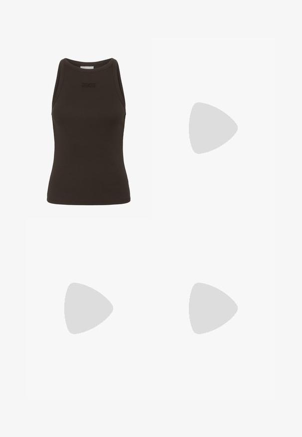 Bruine geribbelde tanktop met een hoge hals en mouwloos ontwerp, voorzien van een subtiel logo op de borst. Gemaakt van rekbare stof.; Bruine, slim-fit broek van een gladde, elastische stof. Rechte pijpen en een platte tailleband zonder zichtbare bevestigingsmiddelen of zakken.; Bruine suède sneakers met een lage profiel, voorzien van drie zijstrepen, een gestructureerde rubberen zool en een afgeronde neuzenontwerp.; Bruine leren handtas met twee stevige handvatten, rechthoekige vorm, gladde textuur en ritssluiting. Minimalistisch ontwerp zonder zichtbare patronen.