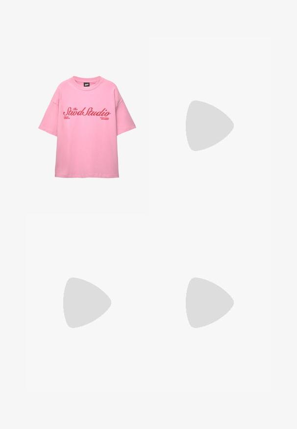 T-shirt en coton rose à manches courtes avec un texte rouge indiquant "The Stwd Studio" et "Exposition d'Art" dans une coupe décontractée.; Pantalon en lin beige clair, avec une taille élastique dotée d'un cordon de serrage, un design large et des poches latérales. Texture lisse.; Bateau en cuir marron avec une surface lisse, un design à lacets, des accents beiges et une semelle en caoutchouc robuste avec des crampons prononcés.; Lunettes de soleil en plastique noir avec verres verts, monture carrée, accent argenté sur le sourcil et branches texturées. Marque indiquée sur l'intérieur de la branche.