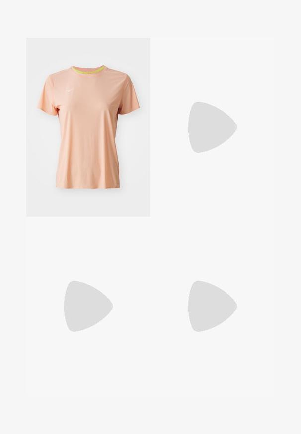 Pfirsichfarbenes Sport-T-Shirt mit kurzen Ärmeln, schlanker Passform, rundem Ausschnitt und einem kontrastierenden hellgrünen Innenkragen. Verfügt über ein kleines weißes Logo.; Denimrock mit einer dunkelgrauen Vorderseite und hellblauen Seitenpaneelen, regulärem Bund, zwei Fronttaschen und kontrastierenden Nähten.; Weiße Leder-Sneaker, niedrig geschnitten, mit glatter Textur, runder Zehenpartie, Schnür vorne und kleinem gesticktem Logo an der Seite.; Schwarze Ledertasche mit strukturiertem Design, doppelten oberen Griffen, abnehmbarem Schulterriemen, goldfarbenen Beschlägen und einem Logo-Anhänger.