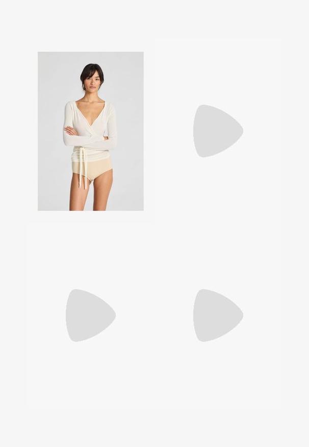 Hellbeige Wickeloberteil mit langen Ärmeln und tiefem V-Ausschnitt, versehen mit einem Bindedetail in der Taille, kombiniert mit hautfarbenen hochgeschnittenen Hosen.; Helle rosa, ausgestellte Hosen aus weichem, dehnbarem Material mit hoher Taille und ohne sichtbare Muster oder Beschläge.; Beige Flip-Flops mit einer strukturierten Sohle und metallischen silbernen Riemen. Einfaches Design mit einem flachen und breiten Fußbett für Komfort.; Schwarze Leder-Hobo-Tasche mit einem lässigen Design, breitem Schultergurt und glatter Textur. Verfügt über einen seitlichen Reißverschluss.