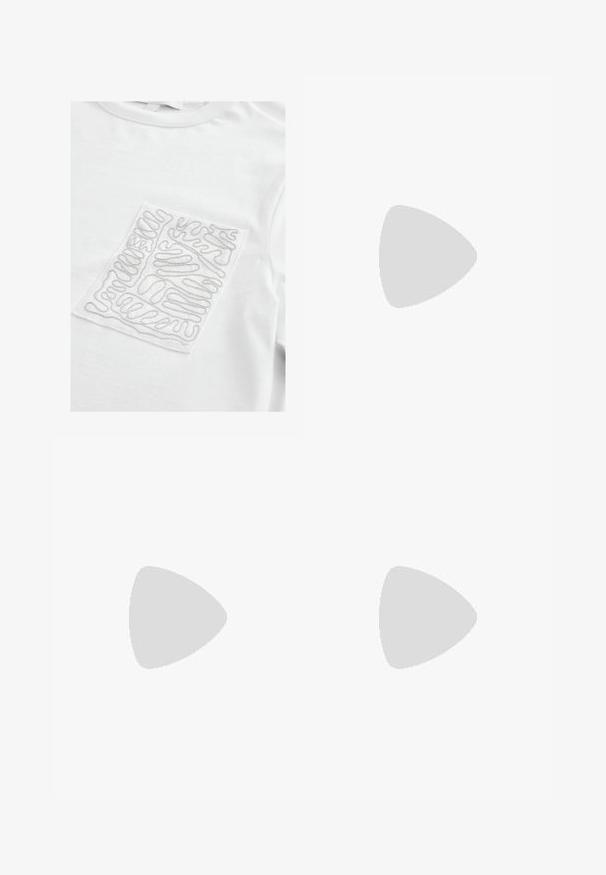Camiseta blanca con un parche rectangular texturizado que presenta un hilo plateado en un patrón de líneas onduladas, cuello redondo y mangas cortas.; Los jeans de mezclilla azul claro presentan un bolsillo trasero con un patrón de costura distintivo y una etiqueta de logo de Levi's en color marrón en la cintura.; Next FOREVER COMFORTREGULAR FIT - Sandalias - blue; Bolso de piel negra con forma curva, correa desmontable y herrajes dorados. El bolso cuenta con una solapa con un detalle de hebilla.