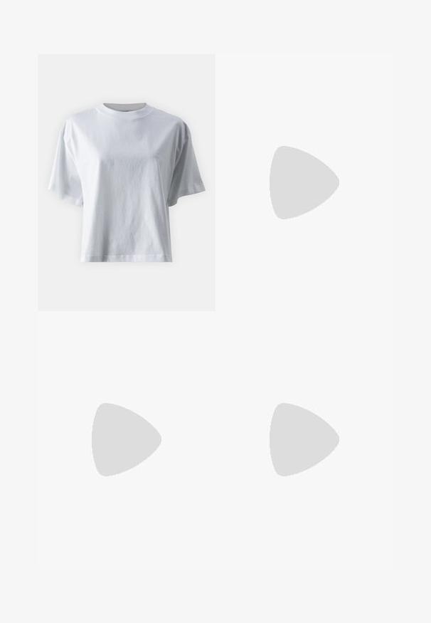 IVY OAK KYLA - T-shirt basic - bright white; Witte wijde-broek gemaakt van katoen met een gladde textuur. Voorzien van een knoop aan de voorkant, ritsopening en vierzakkenontwerp.; Zwarte leren enkellaars met een slouchy ontwerp, spitse neus en een slanke kittenheel. Gladde textuur met subtiele vouwen en kreukels.; Zwarte leren rugzak met een klepsluiting, voorvak, zijvak met ritssluitingen en een handvat aan de bovenkant. Met logo-details aan de voorkant.