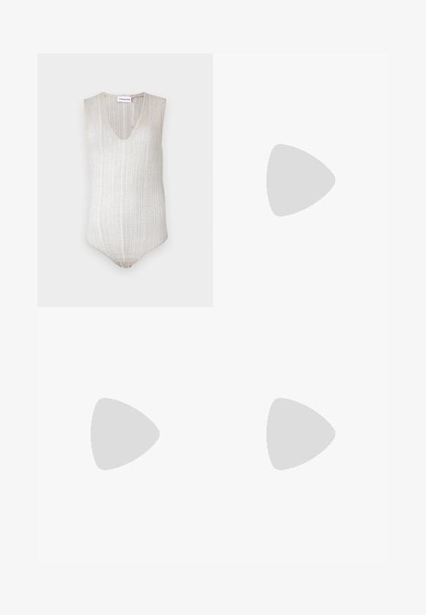 Ljusbeige ärmlös bodysuit med V-ringning, texturerad ribbad design och figursydd passform. Stickat material med en mjuk yta.; Vida byxor i lätt tyg med en gradient tie-dye mönster i mjuka pastellfärger: rosa, mint och krämig beige. Elastisk midja.; Svart läder slingback-hälar med spetsig tå, med en smal klack och en guldtonad detalj på den justerbara remmen. Slät textur.; Krämfärgad handväska med texturerad yta, böjd form, kort handtag och detalj i guldton. Dragkedjestängning upptill.