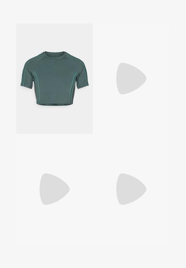Crop top en tissu vert foncé avec des manches courtes, des coutures contrastées vert clair, et un col rond avec une coupe ajustée.; Shorts de vélo taille haute de couleur beige, fabriqués dans un matériau extensible, présentant une texture lisse et des coutures nettes pour un confort et un ajustement optimal.; Baskets noires avec un tissu texturé, semelles épaisses et rembourrées, et lacets, accompagnées de chaussettes blanches et d'un vêtement beige clair.; Lunettes de sécurité transparentes avec une monture légère et transparente, et des accents gris. Dotées d'un design enveloppant et d'un nez ajustable.