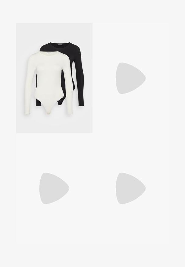 Dve body s dlhým rukávom v bielej a čiernej farbe. Vyrobené z hladkej tkaniny, s okrúhlym výstrihom a nohavičkovým dnom pre pohodlné nosenie.; Tmavo hnedé nohavice s textúrou, s elastickým pásom, bočnými vreckami a zúženými nohavicami, vyrobené z mäkkého materiálu.; Čierne sandále na vysokom podpätku so štvorcovou špičkou a nízkym blokovým podpätkom. Obsahujú viacero tenkých popruhov a nastaviteľný členkový popruh. Vyrobené z hladkej kože.; Čierna kožená taška s hladkou textúrou, štruktúrovaným tvarom, dvoma uchami a výrazným strieborným prackovým detailom na prednej strane.