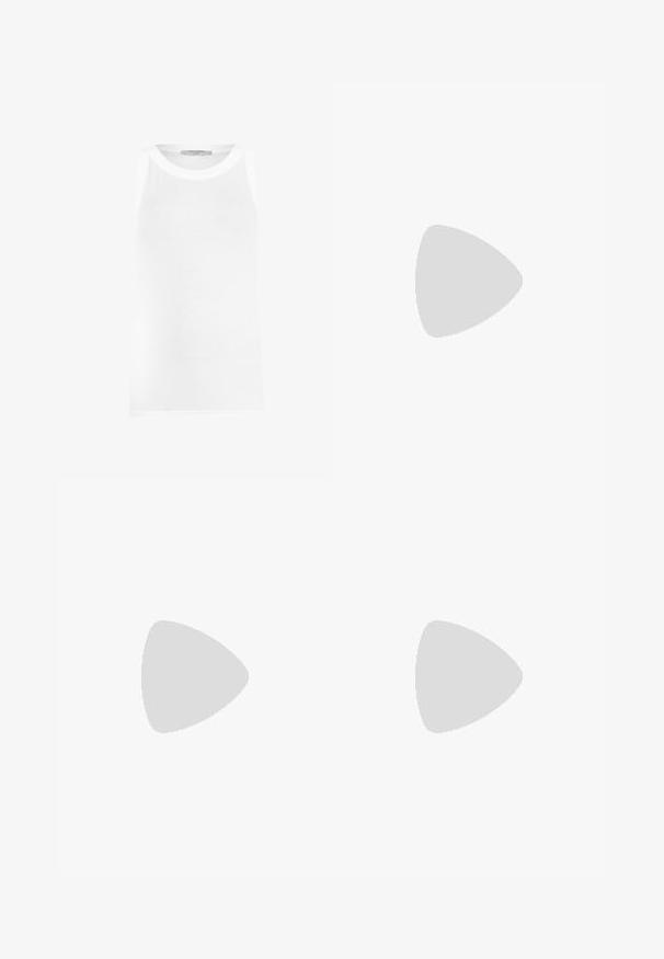 Débardeur blanc sans manches en tissu côtelé, doté d'un col rond et de bords sans coutures pour un ajustement doux.; Pantalons évasés en tissu rose clair présentant un motif circulaire complexe en noir. Design structuré avec une taille haute et des détails de coutures subtils.; Botte de cheville en daim beige avec un bout pointu et un talon moulé, présentant des accents de couture verticale sur les côtés.; Boucles d'oreilles en argent avec une finition polie et un branding DKNY, présentées sur un fond blanc uni.