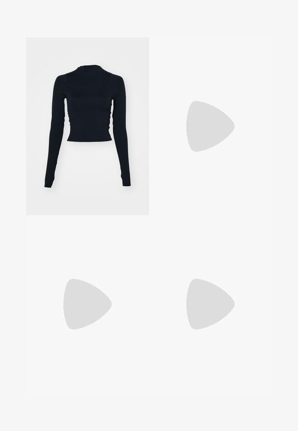 Svart, långärmad cropped top med hög krage. Tillverkad av slät, åtsittande material utan synliga mönster eller detaljer.; Brun plisserad midi-kjol med bred midja och horisontella sömmar vid fållen, i kombination med beige skor med guldackenter.; Beige nät träningsskor med svarta och orange detaljer, utrustade med ett snabbt snörningssystem, robust sula med bra grepp och vadderat hälstöd.; Sköldpaddsfläckiga glasögon med rektangulära linser, svarta och orange bågar, med en blank yta och smala skalmar.