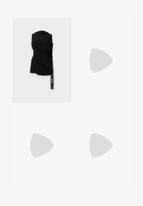 Musthave mustrikine top, millelõhiku ja venitatud frantsiidi üksikasjaga, millel on sile tekstuur ja kehakujuline siluett.; Mustad kohandatud püksid sujuvast kangast, sirge jala disainiga ja kahe küljetaskuga. Elegantne ja minimalistik ehitus.; Must naar mustast valmistatud Mary Jane lamedad jalanõud, ümarate varvastega, hõbedaste ümmarguste nupukestega ja reguleeritava rihmaga, millel on klamber.; Mustast nahkrahakotist, millel on õhuke ristkülikuline kuju ja kuldne logo. Sisaldab eraldatavat rihma mugavaks kandmiseks.