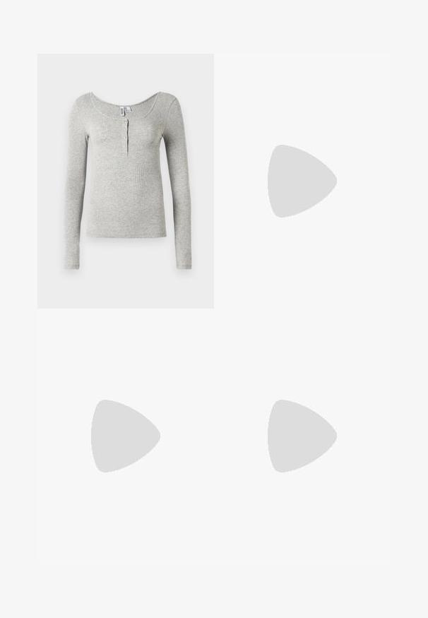 Šviesiai pilkas ripsuotas ilgomis rankovėmis marškinėliai su apvaliu iškirpimu ir keturiais mygtukais priekyje, pristatyti ant balto fono.; Pilkas klostuotas sijonas su plokščiu juosmeniu ir užtrauktuku, pagamintas iš tekstūruoto audinio, su tolygiai išdėstytomis giliomis klostėmis.; Juodi lakuoti odiniai batai su aštriu kuma ir bloko kulnu, derinami su pilkais riebiais kojų šildytuvais ir rudais zomšiniais sijonais.; Juodas odinis rankinis uždangalas unikaliu ventiliatoriaus formos dizainu, turintis plokščias rankenas. Paviršius turi akmeninė tekstūrą ir minimalistišką dizainą.