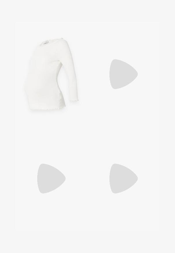 Λευκή ριμπ μπλούζα μητρότητας με μακριά μανίκια, ρουά neck και εφαρμοστή γραμμή. Απαλή υφή, τονισμένη για μια αναπτυσσόμενη κοιλιά.; Μαύρο ριχτό παντελόνι με εφαρμοστή σχεδίαση, που διαθέτει πλευρικές σχισμές στο στρίφωμα. Το ύφασμα φαίνεται λείο με μια υπο subtle υφή.; Λευκό αθλητικό παπούτσι με λείο συνθετικό επάνω μέρος, περforατισμένη μύτη, επίπεδα κορδόνια και υφασμένη σόλα, εκτεθειμένο σε ξύλινη επιφάνεια.; Καφέ ψεύτικη δερμάτινη τσάντα ώμου με καμπύλο σχήμα, ελάχιστη ραφή και χρυσή μεταλλική λεπτομέρεια. Διαθέτει κλείσιμο με φερμουάρ στην κορυφή και ρυθμιζόμενο λουρί.