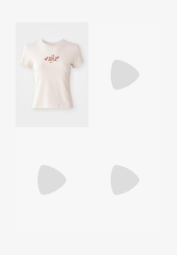 T-shirt beige à manches courtes en coton, arborant un logo "nike" rouge avec des accents floraux et un col rond.; Pantalons de jogger larges rose en coton doux, dotés d'une taille élastique avec cordon de serrage et d'un petit logo blanc à l'avant.; Baskets bordeaux avec un mélange de matériaux lisses et texturés. Logo swoosh couleur crème, lacets marron et semelle en caoutchouc.; Lunettes de soleil en œil de chat avec des montures translucides roses, des verres teintés roses et des branches fines et angulaires présentant de petites découpes.