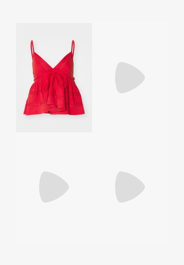 Rotes Baumwoll-Top ohne Ärmel mit V-Ausschnitt, verstellbaren Trägern, geraffter Taille und strukturierter Spitzenverzierung am Oberteil und Saum.; Schwarzer, gestufter Maxikleid mit einem Kordelzugbund, der ein fließendes Design und einen strukturierten Stoff aufweist.; Steve Madden MISSILE - Riemensandalette - denim/multi-coloured; Schwarze Sonnenbrille mit einem schlanken rechteckigen Rahmen und einem goldenen Logo-Akzent an der Seite. Dunkle Gläser und glänzende Oberfläche sind auffällig.