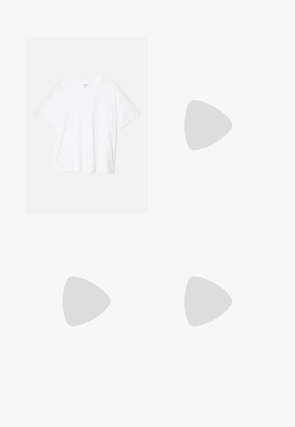 Hvit bomulls t-skjorte med korte ermer, rund hals, avslappet passform og sydd kant. Merke synlig på innsiden av halsen.; Weekend Max Mara CAMMEO - Shorts - blu; Beige høyhælte sandaler med tynn ankelstropp og to stropper over. Glanset lakkfinish og detaljer i gull på ankelstroppen.; Brun teksturert lær crossover-veske med gullkjede-stropp og klaffelukking. Fronten har logo-detalj og en lomme under klaffen.