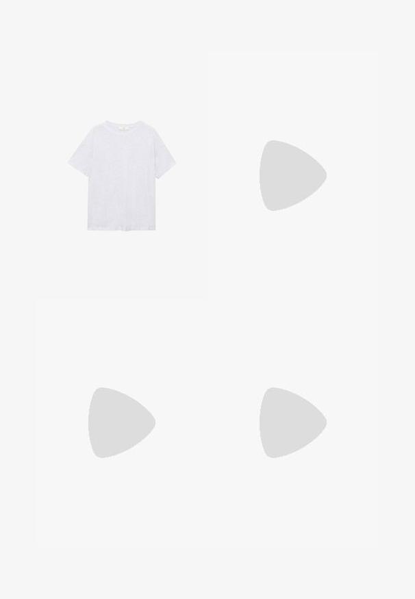 Grijze T-shirt met korte mouwen van zacht materiaal. Heeft een ronde halslijn en een relaxte pasvorm, met een subtiele gemêleerde textuur.; Rood en roze geruit stof met een gestructureerde afwerking, voorzien van een geraffineerde taille en geplooid ontwerp. Het materiaal lijkt lichtgewicht en ademend te zijn.; Marineblauwe canvas sneakers met witte rubberen zolen, veterontwerp en een bruine leren hieltab. Kenmerkt gekleurde accenten bij de veterogen.; Bruine leren hobo tas met een gebogen silhouet, platte schouderriem en een gouden hardware accent aan de voorkant. Gladde textuur.