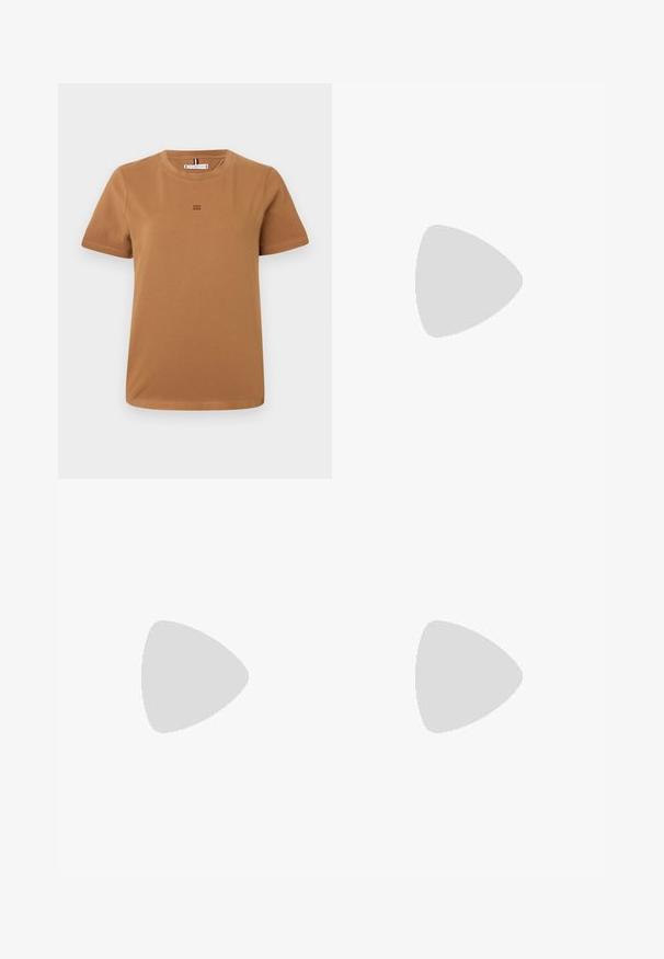 Brown short-sleeve t-shirt made of cotton with a crew neckline and a small embroidered logo in the center. Smooth texture and simple design.; Flared blue jeans made of denim, featuring a high waist, front pockets, and contrasting stitching. The fabric has a smooth texture.; Pointed-toe slingback shoe in off-white leather, featuring a low heel and cut-out design with a smooth texture and minimal accents.; Tommy Hilfiger LUXE CROSSOVER - Handbag - sand