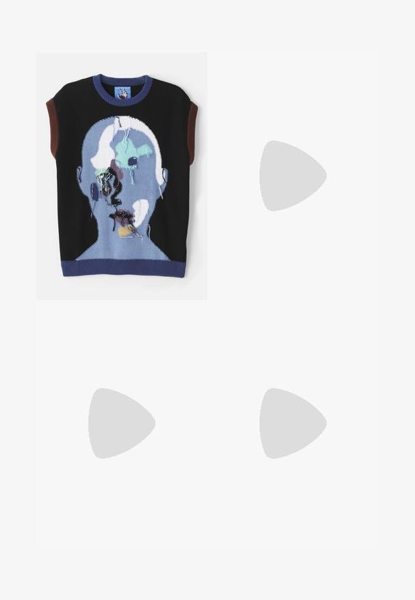 Top sin mangas de punto negro con un diseño de cara abstracta en azul y patrones multicolores, con acentos contrastantes en marrón y azul.; Pantalones de pierna ancha negros con bordado abstracto en blanco de figuras y formas, fabricados en un tejido suave, con cierre de botón en la parte delantera.; MSGM RETRO TRAINER - Zapatillas - light blue; Collar de color plateado que presenta una serie de brillantes simétricos y transparentes engastados en una cadena flexible y elegante con un cierre suave.