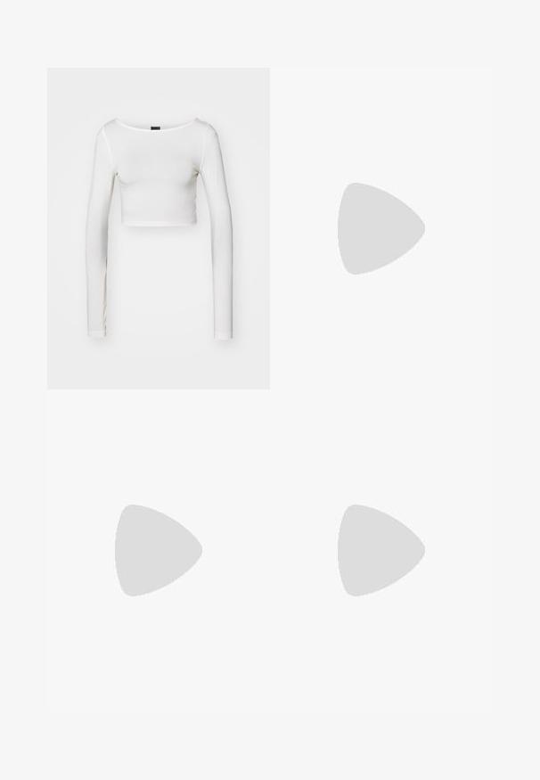 Gina Tricot SOFT TOUCH CROPPED TOP - Camiseta de manga larga - pristine; Jeans de mezclilla azul de cintura alta con una textura suave, que cuentan con bolsillos traseros y un parche de cuero de la marca en la cinturilla.; Zapatillas blancas con un diseño grueso, que presentan materiales de cuero y sintéticos, detalles texturizados, cordones y un logotipo destacado en dorado.; Gafas de sol negras y angulares con lentes grises; fabricadas en plástico, con varillas gruesas de superficie suave y sin herrajes visibles.; Pendientes de aro de plata con diseño retorcido, que presentan un acabado pulido y cierre de presión. Miden aproximadamente 3 cm de diámetro.