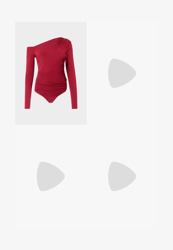 Roter Langarm-Body mit asymmetrischem Design, drapierter Textur und Druckknopfverschluss am Boden. Glatte Stoffoberfläche.; Schwarze weit geschnittene Hosen aus Baumwolle mit goldenen runden Beschlägen und einer Kettendetail am Bund. Butterweiche Textur, sauberer Schnitt.; Rote Slingback-Pump mit Kittenheel, einem ausgeschnittenen Gitter-Obermaterial, spitzem Zehenbereich und glänzender Oberfläche. Schwarze Sohle mit kleinem Absatz.; Schwarze Lederhandtasche mit runder Form, weicher Textur und einem geknoteten Griff mit goldfarbenen Hardware-Akzenten. Reißverschlussverschluss.