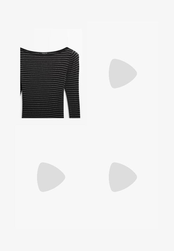 Zwart en grijs gestreepte trui met een geribbelde textuur, voorzien van een wijde halslijn en lange mouwen. Label: Massimo Dutti.; Zwarte knielange rok van soepel materiaal, met een aansluitende taille en twee subtiele plooien aan de voorkant voor extra detail.; Zwarte faux leren enkellaars met een slordige schacht, een chunky hak en twee metalen gespen aan de zijkant voor detail.; Zwarte leren handtas met gevlochten handvatten, textuur op het oppervlak, ritsvak aan de voorkant en decoratieve franjes. Compacte en gestructureerde vorm.