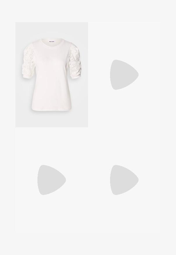 Valkoinen T-paita, jossa on lyhyet, puffimaiset hihat pitsistä. Pyöreä pääntie, pehmeä rakenne ja hieman väljä istuvuus. Brändilogo näkyvissä sisällä.; Vaaleanpunainen urheiluhame, jossa on istuva vyötärö ja poimutettu muotoilu. Valmistettu kevyestä kankaasta, jossa on logotieto alakulmassa.; Musta urheilukenkä, jossa on valkoiset raidat, teksturoitu päällinen, pyöreä kärki ja valkoinen kumipohja, jossa on pieniä piikkejä pitoa varten.; Mustat nahkaa oleva käsilaukku, jossa on teksturoitu pinta, kaksi yläkahvaa, irrotettava olkahihna ja hopeinen solk yksityiskohta.