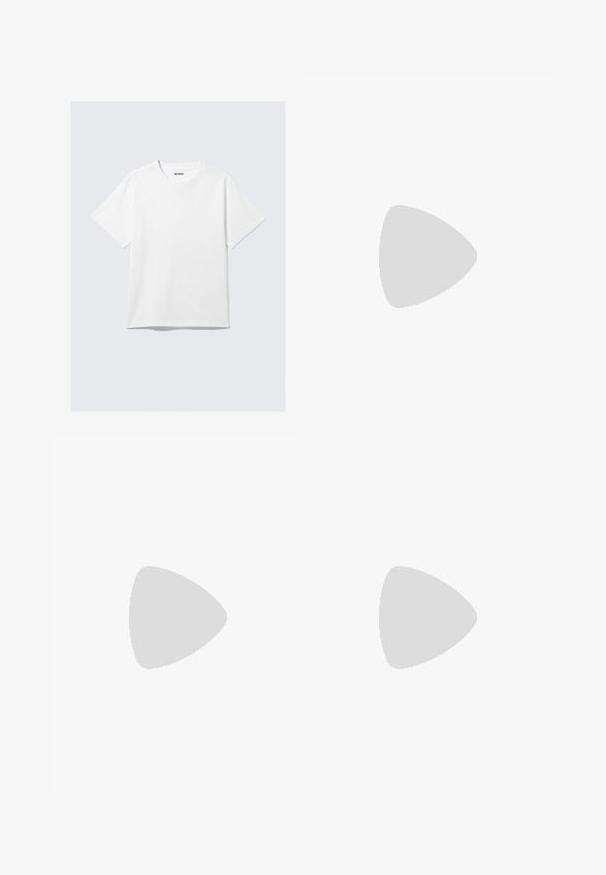 T-shirt bianca in cotone con scollo rotondo e maniche corte. Orlo dritto senza fantasie o dettagli, che offre un design semplice.; Pantaloni bianchi in lino con vita elasticizzata, design a gamba dritta e tessuto leggermente strutturato. Nessun motivo o dettagli aggiuntivi.; Scarpa in pelle nera con finitura testurizzata, punta arrotondata e un piccolo fiocco decorativo sulla parte superiore. Presenta un tacco basso e robusto.; Occhiali da sole in plastica nera con lenti verdi, montatura quadrata, dettaglio argento sulla parte superiore e steli con texture. Marchio indicato sulla parte interna dello stelo.; Insieme di cinque anelli metallici di larghezze diverse. Gli anelli presentano una superficie liscia e lucida e un colore argento uniforme.