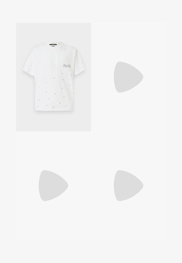 Valkoinen puuvillainen t-paita lyhyillä hihoilla, jossa on logo rinnassa ja satunnaisesti aseteltuja pieniä metallisia ristejä.; Mustat housut, joissa on teksturoitu kangas, kapea vyötärö, kaksi etutaskua ja suora lahje. Hopeiset yksityiskohdat mukana.; Mustat nahkakengät, joissa on sileä pinta, pyöreä kärki ja koristeellinen nauha jalkapöydän yli. Matala pinoitu koroke, minimalistinen muotoilu.; Mustan nahkainen olkalaukku, jossa on läppäkiinnitys, hopeanväriset yksityiskohdat ja kaksi pyöreää koristetta. Varustettu irrotettavalla hihnalla. Sileä pinta.