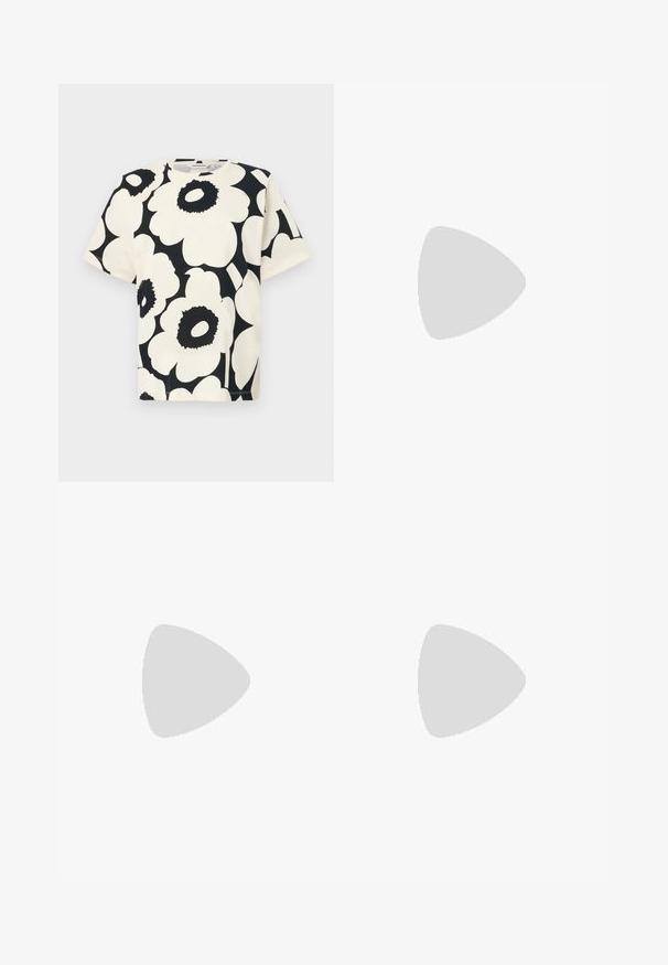 Kurzärmliges T-Shirt in Creme mit großem schwarzen Blumenmuster, rundem Ausschnitt und lässiger Passform, aus weichem Baumwollmaterial gefertigt.; Faltrock mit einem floralem Schwarz-Weiß-Muster, der oben hell ist mit Blumen und einem schwarzen, einfarbigen Saum unten.; Schwarzer Lackleder-High-Heel-Schuh mit spitzem Zehenbereich, eleganter Silhouette und schlankem Stiletto-Absatz, der eine glatte, glänzende Oberfläche aufweist.; Schwarz-weiß gestreifte Stofftasche mit floralem Muster, rechteckige Form, zwei Griffe und gebrandeter Text am Boden.