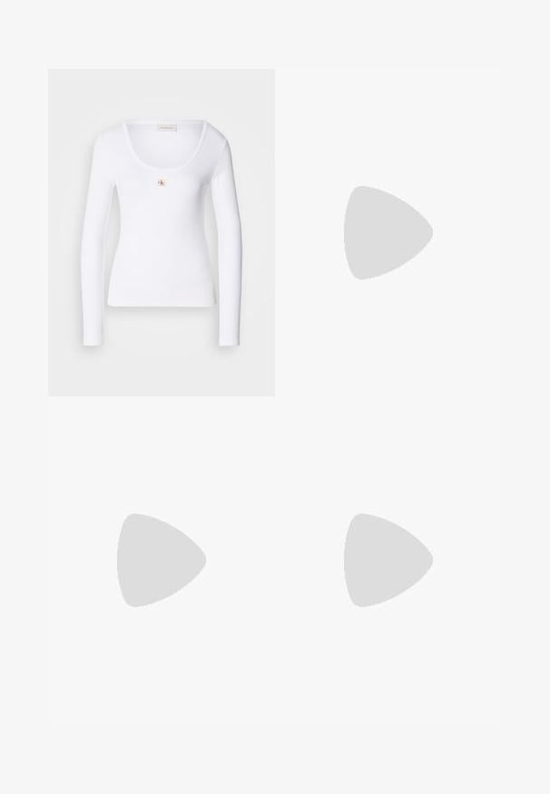 Camiseta blanca de manga larga, hecha de tela acanalada, con un cuello redondeado y un pequeño logo rectangular en el centro.; Bermudas de sudor blancas con cintura elástica y cordón. Material de algodón suave, con costuras mínimas y un pequeño logo.; Mocasines de piel negra con punta redondeada, suela texturizada gruesa y mínimos detalles de costura. Diseño elegante sin cordones o herrajes visibles.; Bolso de mano de tela con un patrón azul, que presenta una forma curva, una correa de cuero negra y un diseño de logo en un tono más claro.