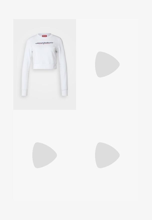 Felpa bianca corta realizzata in cotone, con maniche lunghe e collo rotondo. Testo stampato in blu navy e rosa: "Diesel Industry Denim Division."; Pantaloni della tuta neri con vestibilità ampia, vita elastica, due tasche con zip e dettaglio del logo rosso sulla gamba. Tessuto morbido.; Scarpa atletica argento e nera con tomaia in mesh e sintetico, design voluminoso e finitura testurizzata. Presenta un colletto imbottito e suola in gomma.; Orecchini a cerchio in argento con una finitura liscia e lucente. Forma arrotondata, design leggero, con chiusura a perno.
