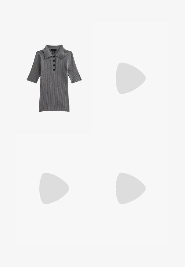Polo en maille côtelée gris avec un col, des manches courtes et un devant à boutonnière comportant quatre boutons foncés.; Jean en denim bleu clair avec une coupe droite, taille haute, cinq poches et des coutures contrastées. Sans embellissements ni motifs.; Chaussure noire en cuir à talon slingback, avec un bout pointu, un capuchon argenté, un talon bas en bloc et un design ouvert à l'arrière. Texture lisse et detailing minimal.; Lunettes noires angulaires avec des verres gris ; fabriquées en plastique, avec des branches épaisses à la surface lisse et sans matériel visible.; Sac à main en suède bleu marine avec une forme arrondie, une bandoulière en cuir noir, des coutures contrastantes et une fermeture éclair en haut.