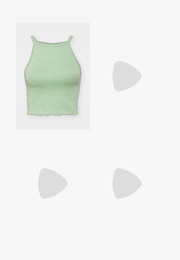 Top court côtelé vert avec de fines bretelles, doté un ourlet festonné et d'un tissu texturé. Aucun matériel ou motif proéminent.; Pantalons larges en coton beige avec une texture lisse, dotés de poches avant et d'un bouton en argent à la taille.; Baskets avec un design en suède bordeaux et violet clair, dotées de trois rayures blanches, de lacets crème et d'une languette texturée jaune. Semelle en caoutchouc.; Lunettes de soleil à monture en métal doré avec des verres rectangulaires teintés d'orange. Branches fines distinctives et subtils accents texturés près des charnières.; Boucles d'oreilles en forme de créole dorées, fines et rondes, avec une finition métallique lisse et sans embellissements ni motifs.