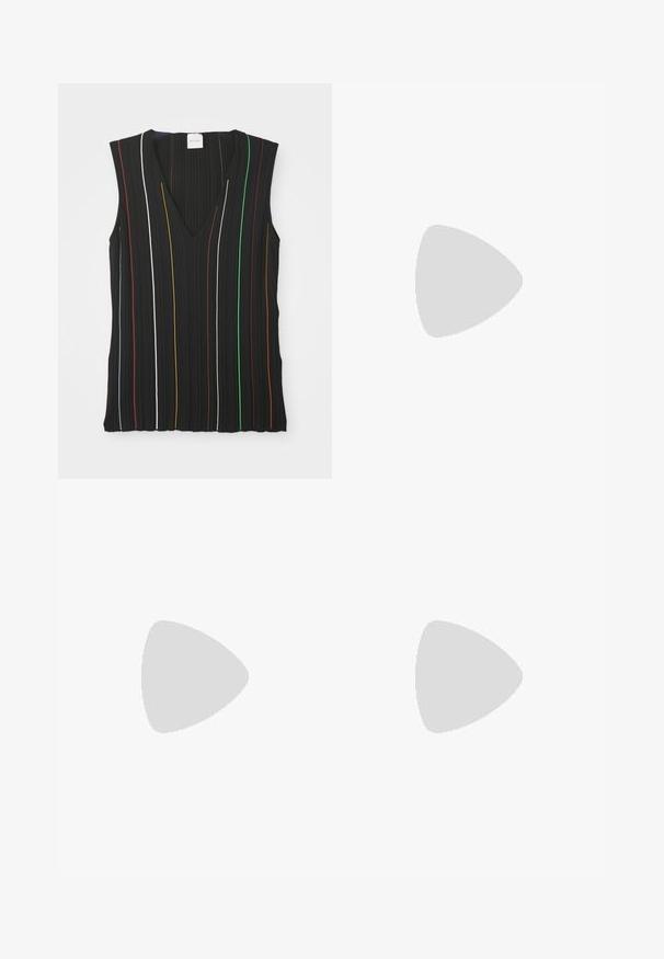 Top senza maniche nero con scollatura a V, caratterizzato da strisce verticali rosse, bianche, blu, gialle, verdi e marroni; texture a coste.; Leggings capri neri realizzati in materiale elasticizzato, con una vestibilità aderente e una texture liscia, privi di motivi o accenti prominenti.; Loeffler Randall KAYLA - Espadrillas - natural; Grandi occhiali da sole quadrati con montatura in tartaruga marrone e lenti rosa sfumate. Presentano un accento dorato con logo sulla tempia.; Borsa a spalla in suede marrone con due manici morbidi, una tracolla verticale con un accento in argento e una parte superiore larga e aperta. Texture liscia, design minimalista.