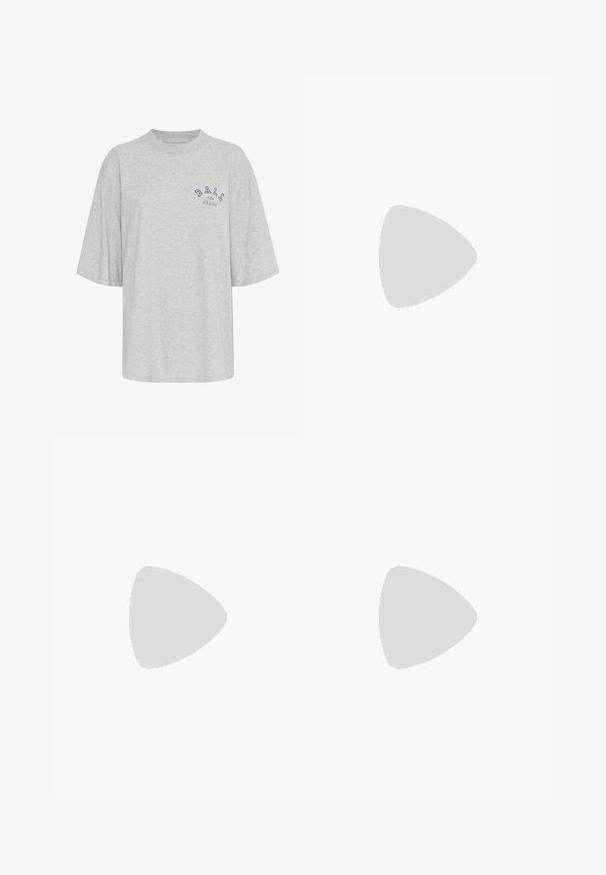 Grå oversized t-shirt lavet af bomuld, med rund hals, korte ærmer og et trykt logo i marineblå, der læser "BALL THE JEANS".; Hvid A-line midi nederdel med flagrende bund og subtile lodrette sømme, med et tekstureret bredt kantbånd.; Sorte flip-flop med en tekstureret gummisål, to slanke stropper og et subtilt, præget logodetalje på stroppen.; Silk tørklæde med en cremefarvet baggrund og marineblå polka dot-mønster, bundet i midten; marineblå kant; inkluderer teksten "Lauren Ralph Lauren."; Brun ruskinds håndtaske med en struktureret form, sølvfarvet logo hardware, kort håndtag og en aftagelig skulderrem. Glat tekstur, minimalistisk design.