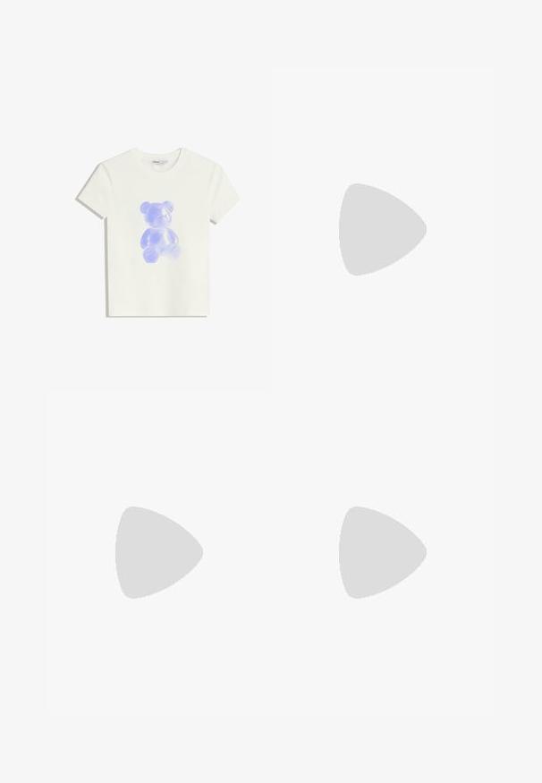 Fehér pamut póló, átlátszó lila mackó grafikával az elején, kerek nyakkal, rövid ujjakkal és laza fazonnal.; Fehér redőzött szoknya széles derékkal, amelyiódás sziluettet mutat. Fehér sneakers-szel és fekete csíkos bordás zoknival viselve.; Fekete sportcipő texturált felsőrésszel, három ezüst csíkkal, és egy jellegzetes párnázott talppal, amely több integrált szakaszból áll.; Fekete bőr válltáska ívelt formával, egyetlen pánttal, cipzáros zárással és diszkrét varrásokkal a táska testén.