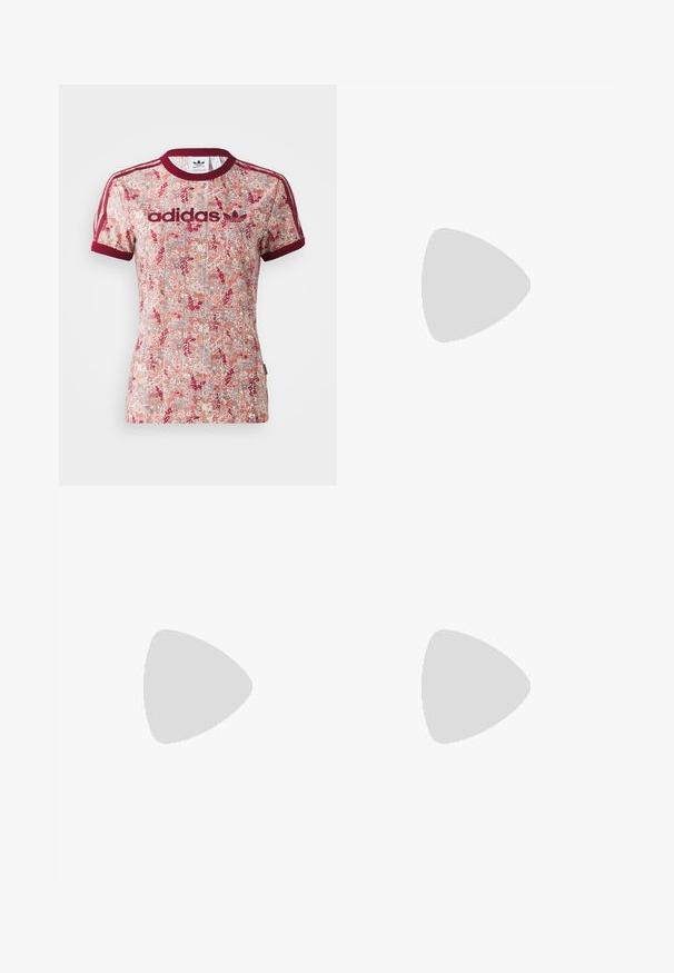 Adidas-t-shirt med blommönster i nyanser av röd och kräm, maroonribbad krage och ärmar, med Adidas-logotyp i maroon.; Jeanskjol med veck och en mörk tvätt, med röda broderade fjärilsdetaljer och en klassisk femficksdesign med framknäppning.; Rosa mocka och nylon sneakers med vita ränder och snörning. Texturerade detaljer och lätt gummisula. Armbandsmed vita ribbade strumpor.; Svart mocka handväska med en böjd design, prydd med nitar och en texturerad yta. Justerbar rem med nitar längs kanten.