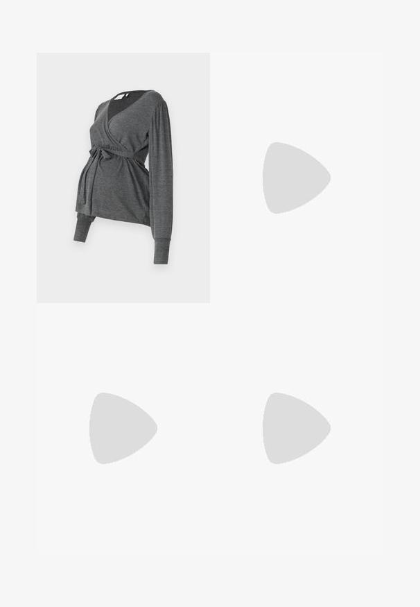 Grå, langærmet indpakningsbluse lavet af blødt materiale, med v-hals og bindebånd i taljen. Ærmerne har en let puffdetalje.; Sorte flagrende jeans med høj talje, lavet af denim. Har fem-lomme design og en glat tekstur med syede detaljer.; Hvid sneaker fremstillet af glat syntetisk materiale, med rund tå, snørresystem, flad sål og diskret perforeret detaljering.; Brun ruskinds tote bag med en blød tekstur, der har en enkelt skulderrem og en diskret buet topåbning. Ingen synlige hårde detaljer.