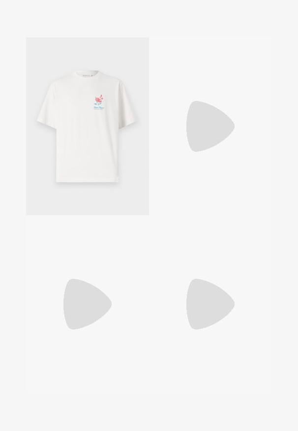 Valkoinen puuvillateepaita, jossa on pyöreä kaula-aukko ja lyhyet hihat. Paidassa on värikäs kukkakuosi ja "Saint Tropez" -teksti rinnassa.; Off-white-linjakangas laajat lahkeet, joissa on joustava vyötärö ja naru. Sujuva tekstuuri ja täydet lahkeet.; Ruskonsin ja sininen ruutukuvioinen leveälahkeinen housut yhdistettynä valkoisiin kenkiin, joissa on mustia yksityiskohtia ja tekstuuripohjat, vihreää taustaa vasten.; Musta kangas olkalaukku vetoketjulla, jossa on valkoinen Adidas-logo ja raidallinen säädettävä hihna helppoa kantamista varten.