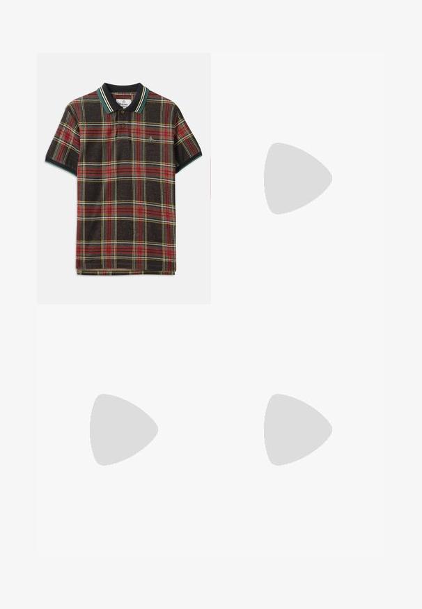 Tumši brūns polo krekls ar sarkanu, dzeltenu un zaļu svītrām. Tam ir melna apkakle ar zaļām un baltām svītrām, kā arī divi pogas.; Melni džinsi ar plīsu detaļu, kas nodrošina šauru piegriezumu, pieci kabatas un klasisku rāvējslēdzēju. Nēsāta izskata ar izbalējušām vietām.; Baltas sneakers ar zamša akcentiem, noapaļota purngala, plakaniem auklām un krēmkrāsas gumijas zoli. Ar zaļu zīmolu uz papēža.; Melnā sintētiskā tote somā ir divas rokas, noņemams plecu siksniņš, priekšējā kabata ar rāvējslēdzēju un sudraba aksesuāri.