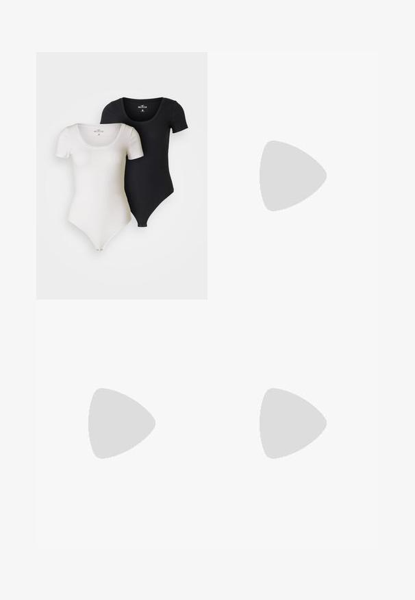 Du visi raižyti bodžiai baltos ir juodos spalvos. Suapvalintas iškirpimas, trumpomis rankovėmis ir spaudžiamu uždarymu apačioje. Tampri medžiaga.; Vyriški šortai tamsiai mėlynos ir šviesiai mėlynos langeliais, pagaminti iš minkštos medvilnės, su elastinga juosmeniu ir dviem sagutėmis priekyje.; Balti aukštakulniai sandalai su masyviu kulnu, su dirželių dizainu ir kulkšnies raiščiu. Lygi tekstūra su platforma priekyje, suteikianti papildomą aukštį.; Juodas odinis tote krepšys su lygia tekstūra, stačiakampio formos ir dviem ilgais rankenomis. Matomų metalinių detalių ar puošybos nėra.