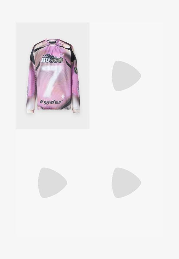 Maglia a maniche lunghe con un design sfumato rosa-nero, caratterizzata dal numero 7, loghi del marchio e vari accenti grafici in bianco e nero.; Jeans a vita alta in denim sbiadito con un motivo gradiente che sfuma tra tonalità di giallo, verde e blu; design floreale vicino all'orlo.; Stivale alla caviglia in pelle bordeaux lucida con punta tondeggiante, finitura texturizzata e tacco spesso nero, caratterizzato da dettagli cuciti lungo i lati.; Orecchini a forma di stella argentata con spuntoni testurizzati, dotati di strass trasparenti e una pietra centrale a taglio marquise.