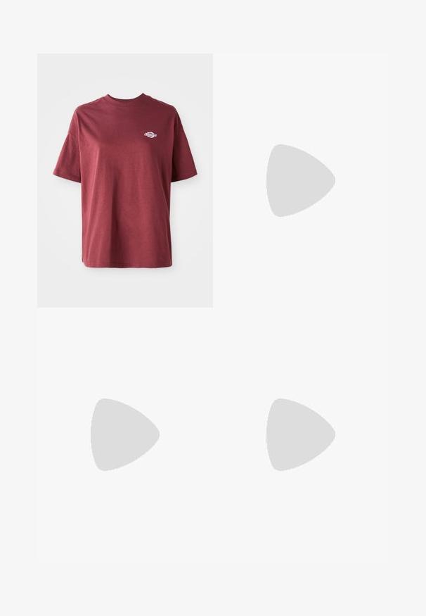 Bordeauxrotes Baumwoll-T-Shirt mit Rundhalsausschnitt, kurzen Ärmeln und einem kleinen weißen Logo auf der linken Brust. Glatte Textur, lockere Passform.; Weite weiße Denim-Hosen mit roter Naht, hohen Taillenbund, vorderem Knopfverschluss und seitlichen Taschen. Strukturiertes Baumwollgewebe.; Beige Sport sneakers aus Mesh- und Wildledermaterialien, runde Zehenpartie, dicke Sohle und auffällige reflektierende Akzente an der Seite.; Schwarze rechteckige Sonnenbrille mit bernsteinfarbenen Gläsern und goldenen Akzenten an den Bügeln; getragen mit einem beige und navy gestreiften Strick-Polohemd.