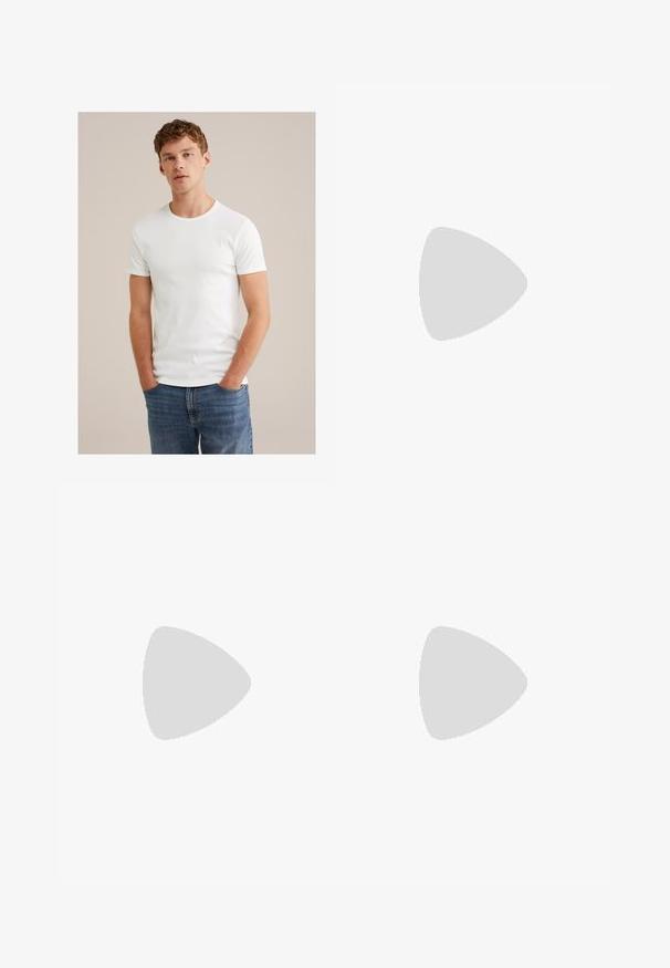 Tânăr cu părul creț scurt, îmbrăcat cu un tricou alb cu mânecă scurtă și blugi, stând cu mâinile în buzunare.; Pantaloni scurți negri din material de trening, cu talie elastică și șnur reglabil. Prezintă dungi albe pe laturi și un accent cu logo circular.; Pantof de sport negru cu un superior din plasă și materiale sintetice, prezentând un design nervurat, șireturi și o talpă groasă cu unități de amortizare vizibile.; Trei batiste: una galbenă cu motive negre, una albă cu desene negre și una neagră cu grafică albă. Toate sunt pătrate, dintr-un material ușor.