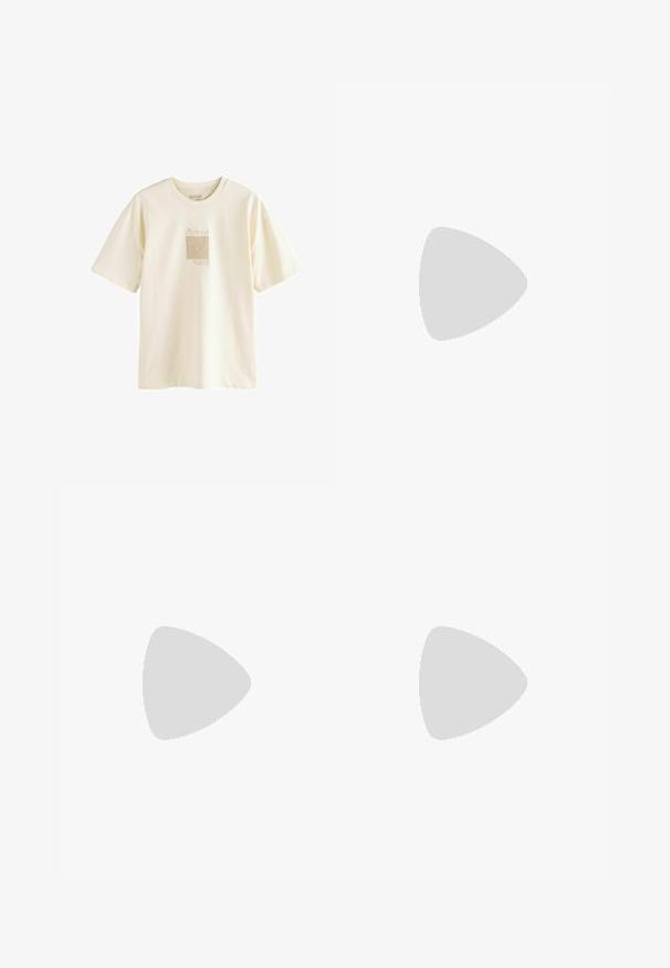 T-shirt color crema realizzato in morbido cotone, con una stampa grafica minimalista ispirata a Picasso in un design leggermente strutturato.; Pantaloni corti neri su misura realizzati in tessuto leggero, con pieghe, chiusura con bottone e orlo dritto. Texture morbida e senza motivi visibili.; Mocassini beige chiaro con punta affusolata, materiale liscio, una fascia sulla tomaia e una suola bassa marrone. Design semplice con accenti minimi.; Occhiali da sole neri con forma rettangolare, lenti scure, dettagli in argento alle tempie e finitura opaca sulla montatura.